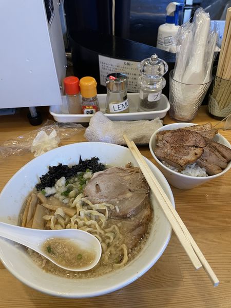 「背脂煮干ラーメン＋炙りチャーシュー丼」@煮干らーめん 川むらの写真
