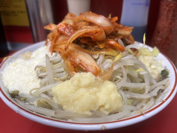 「ラーメン ヤサイマシマシニンニク生姜アブラ 粉チーズ キムチ」@ラーメン二郎 湘南藤沢店の写真