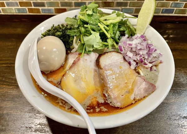 「特製ぴりりとしたタナニボ パクチー増し 大盛」@たなか青空笑店の写真