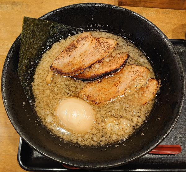 「3年1組叉焼味玉醤油(半麺、1060円)」@らぅ麺 ガラ喰楽学校 大宮店の写真
