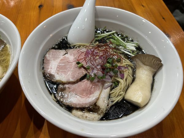 「黒い鶏白湯900円+キーマカレー300円」@ぬまちゃんラーメンの写真