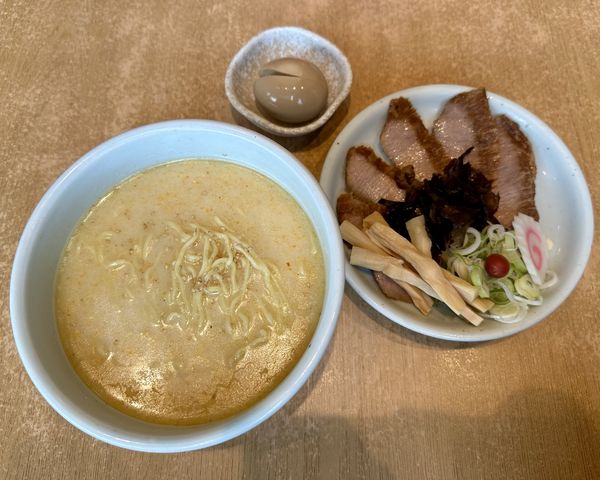 「特選とろ肉らーめん+味玉」@山頭火 クラークキー・セントラル店の写真