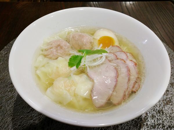 「肉2エビ2ワンタンラァ麺（1,200円） ※しお山椒」@麺屋おやゆびの写真