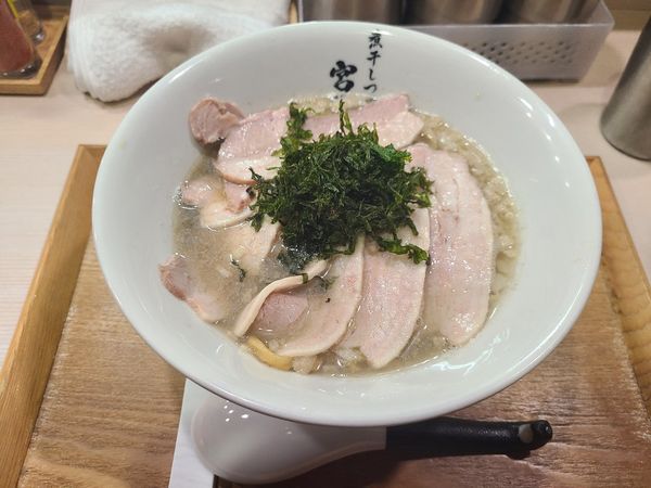 「【限定】背脂煮干し蕎麦+中盛り+チャーシュー」@煮干しつけ麺 宮元の写真