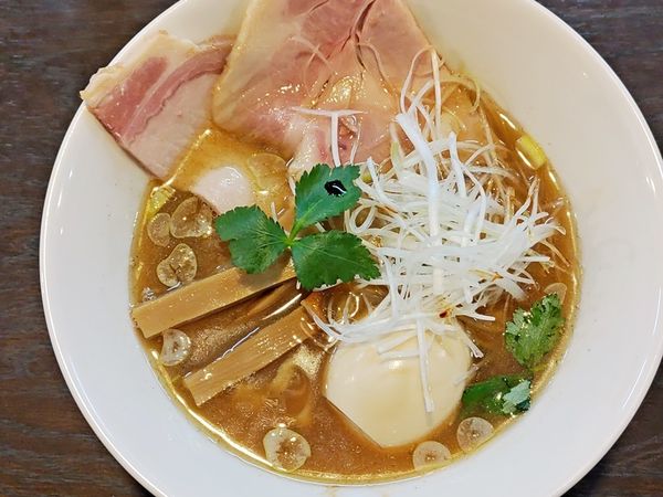 「醤油中華そば＋滋養卵味玉」@中華そば べぃしっくの写真