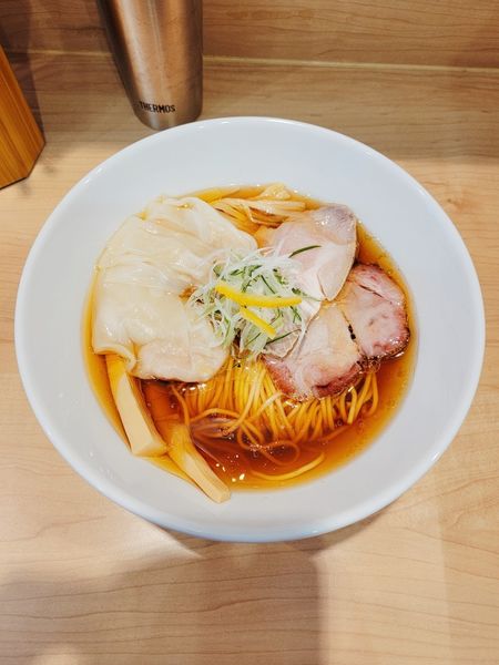 「醤油そば + 雲呑」@「七色の落書き」の写真