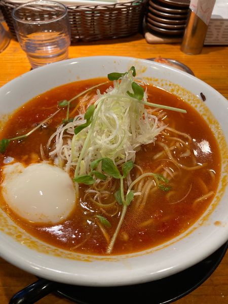 「トマトラーメンとガーリックライス」@らぁめん たろう 摂津本山店の写真