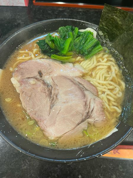 「家系豚骨醤油(850円)+大盛(150円)」@横浜家系ラーメン クマガ家の写真