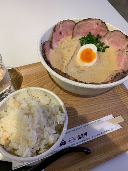 「出張所のしょうゆチャーシューメン＋ちょっと気の利いたライス」@ラーメン家 みつ葉 あべの出張所の写真