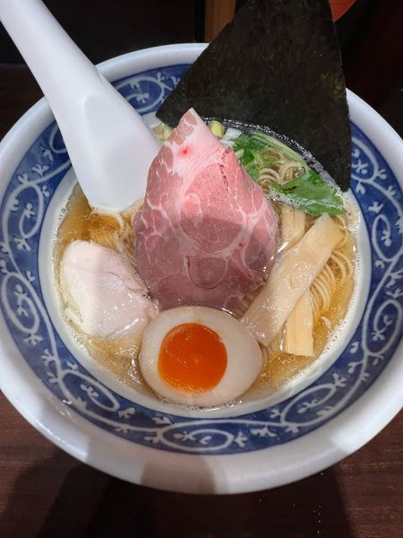「白醤油煮干しそば　800円」@寿製麺 よしかわ 西台駅前店の写真