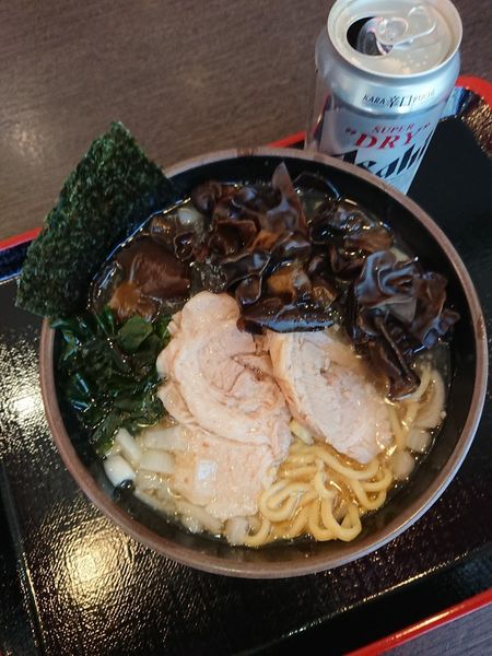 「缶ビール ＋ ラーメン 並盛 ＋ きくらげ」@イレブンフーズ 源流 南品川店の写真