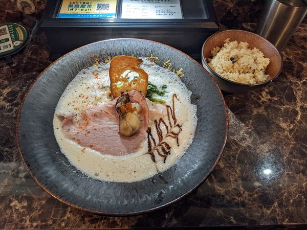 「牡蠣ラーメン（豆乳と鯛のスープ）セット　1010円」@ただいま、変身中。の写真