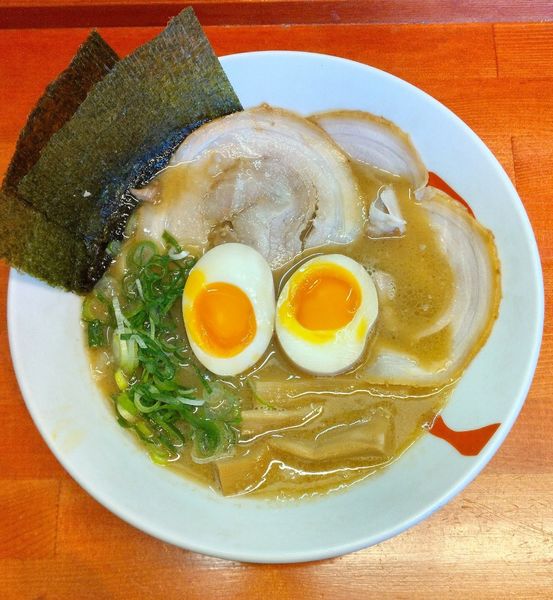 「(裏) シン・和風とんこつらーめん 全部のせ 990円」@らーめん・油そば 笑びすの写真
