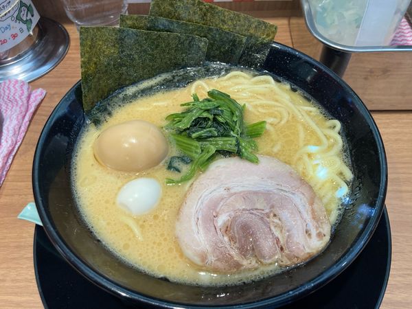 「ラーメン(醤油)+ 味玉」@横浜家系ラーメン 晴天家 十日市場店の写真