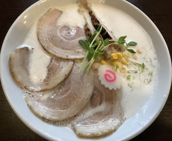 「貝出汁鶏白湯ラーメン　+  炙りチャーシュー」@クラム&チキンヌードル クラチキの写真