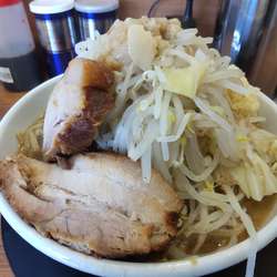 ラーメン850円、ニンニクマシマシ、アブラマシ、ヤサイマシ