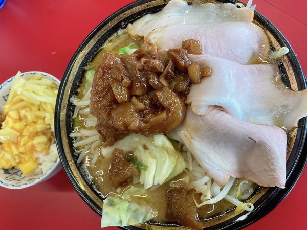 「野菜チャーシュー麺（3枚）＋半玉子まぶし」@王道家直伝 との丸家 八潮店の写真