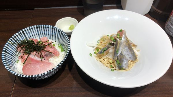 「いわしそば、海鮮丼（寒鰤とねぎとろ）」@寿製麺 よしかわ 西台駅前店の写真