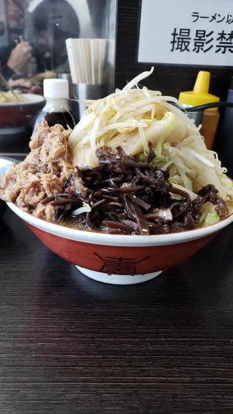 「ラーメン全マシ豚ほぐしと生卵」@ラーメン二郎 川越店の写真