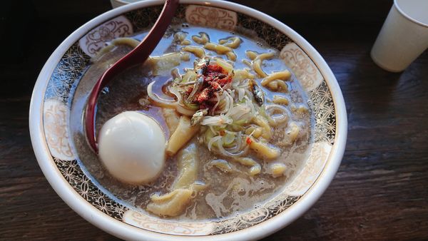 「煮干しラーメン味玉入り850円」@すごい煮干ラーメン凪 新宿ゴールデン街店 本館の写真