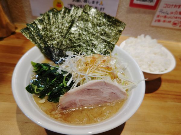 「ネギラーメン＆ノリ1000円＋サービスライス」@横浜家系ラーメン おか家の写真
