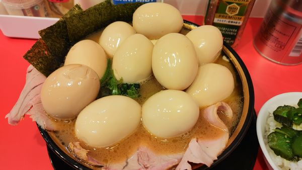 「燻製チャーシューメン・玉子✘‎12(硬め濃いめ多め)￥950」@家系ラーメン大輝家 日吉店の写真