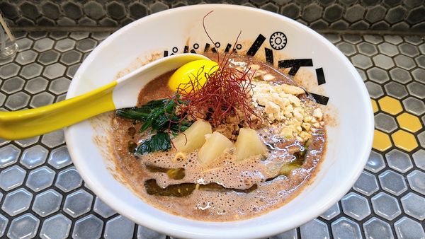 「【期間限定】カカカカカカオ+味玉(クーポンサービス)」@パイナップルラーメン屋さん パパパパパインの写真