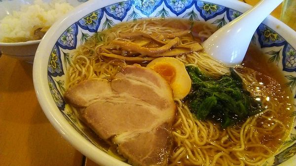 「醤油ラーメン 870円＋ライス小 100円」@中国ラーメン 揚州商人 市川二俣店の写真