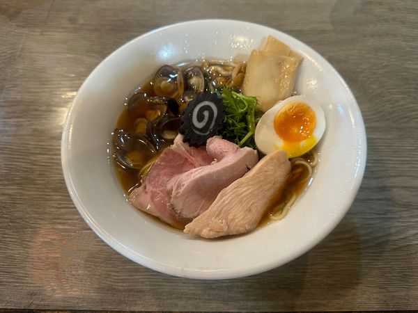 「シジミと郡上たまりのラーメン830円+煮卵」@ニボシラァメン コハクの写真
