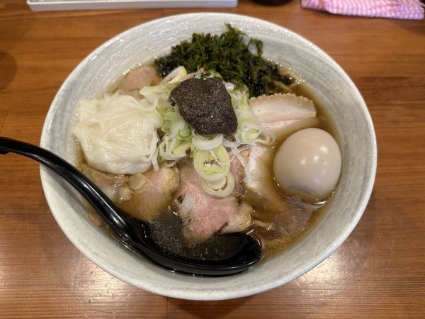 「醤油らぁ麺、大盛、特製トッピング」@唯一無二のらぁ麺専門店 イ袋ワシづかみの写真