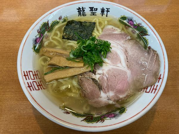 「塩ラーメン並　810円」@龍聖軒の写真