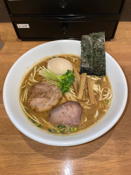 「濃厚追い焼き飛魚らー麺大盛煮玉子¥1,220円(期間限定)」@麺処 湯咲の写真