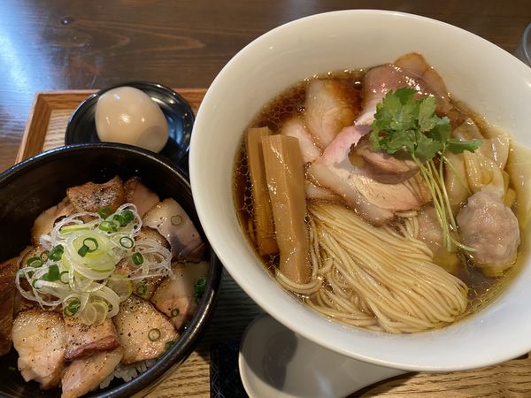 「特製醤油らーめん+炙り肉飯 1600+500」@らぁ麺 紫陽花の写真