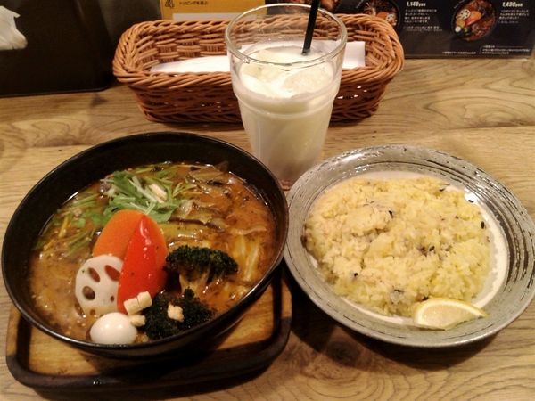 「やわらかチキンレッグと野菜＋ラッシープレーン」@スープカレーGARAKUの写真