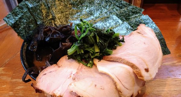 「チャーシューメン(麺硬め･味濃いめ)+海苔(クーポン)･木耳」@末廣家の写真