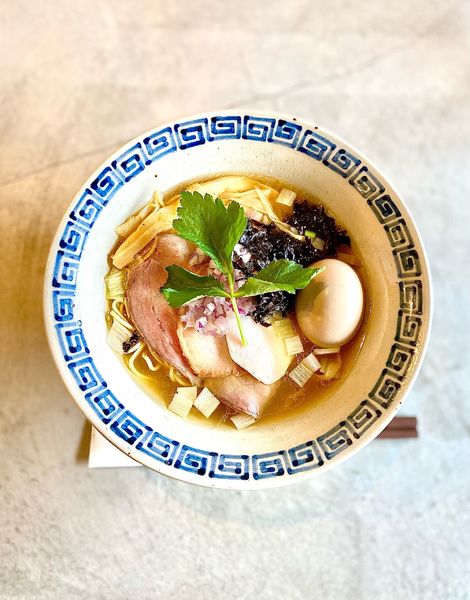 「鶏と貝出汁の中華そば【塩】+ 味玉」@八二軒の写真