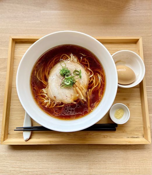 「鶏醤油拉麺 + 味玉」@鶏醤油拉麺専門店そうわの写真