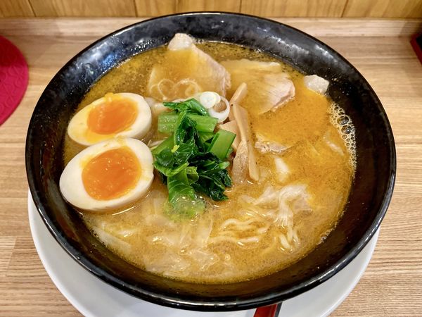 「キリン一番搾り→初孫魔斬＋皿ワンタン→スタミナワンタンメン」@ワンタンメンの満月 三鷹店の写真