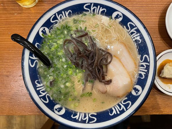 「博多shinshinらーめん」@博多らーめん ShinShin 天神本店の写真