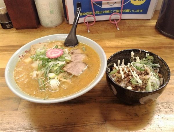 「味噌ラーメン(820円)+チャーシュー飯(350円)」@ラーメンさんぱち 根室店の写真