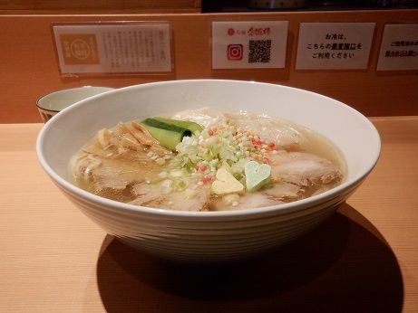 「海老塩ワンタン麺」@らぁ麺 恋泥棒の写真