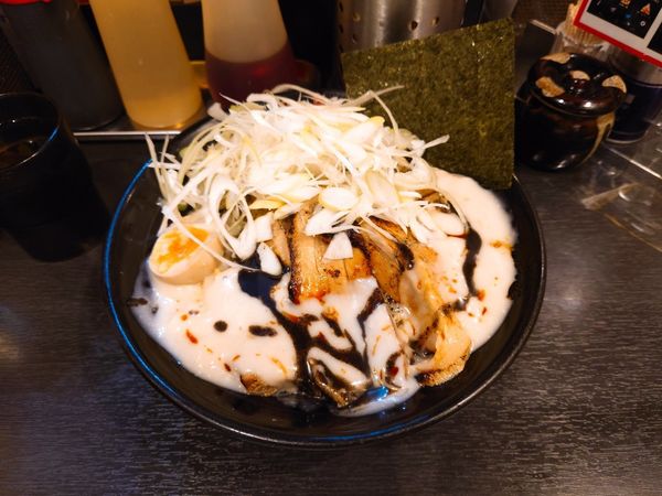 「炙りとん黒油そば」@油そば専門店 春日亭 西新宿店の写真