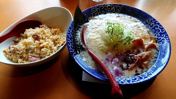 「背脂チャッチャ塩＋半チャ」@麺屋 燕 静岡インター店の写真