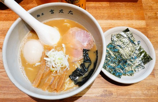 「味玉らーめん＋のり＋エビスビール（小瓶）」@麺屋吉左右の写真