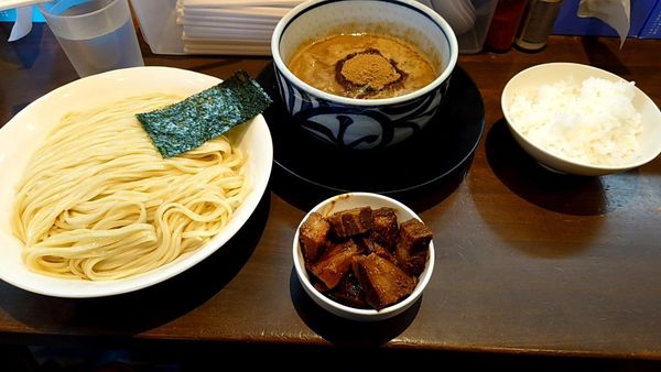 「鳥豚魚介つけ麺＋チャーシューぶつ＋ライス」@ラーメン ますだやの写真