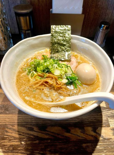 「醤油ラーメン【TP】黒玉子」@RAMEN CiQUEの写真