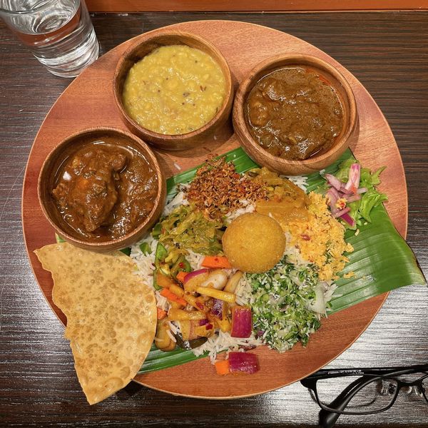 「カレー３種類 おもてなしプレート」@シナモンガーデン 関内店の写真