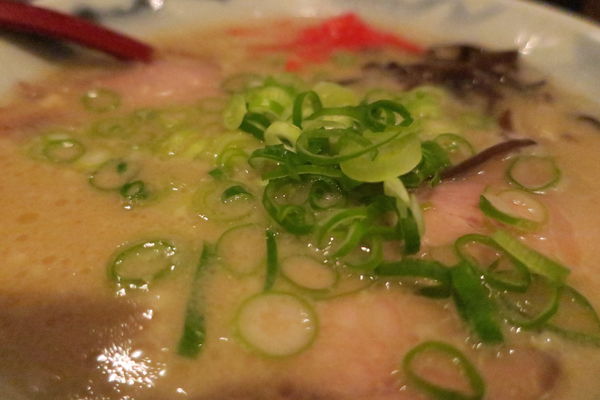 「白賀正 900円」@神戸豚骨らーめん 賀正軒 三宮店の写真