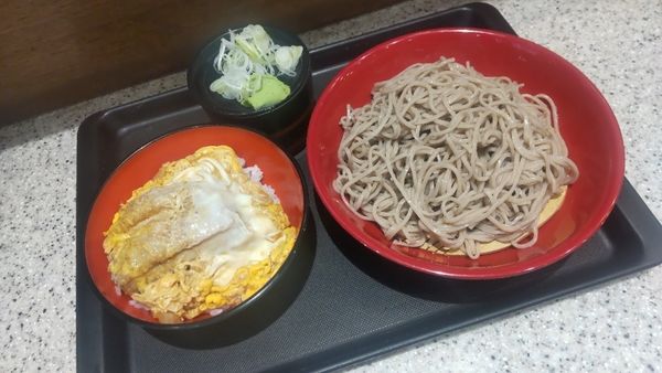 「ミニかつ丼セット」@名代 富士そば 新宿店の写真