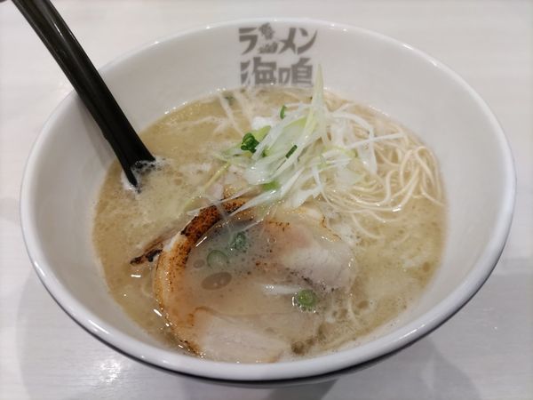 「とんこつラーメン」@ラーメン海鳴 福岡空港店の写真